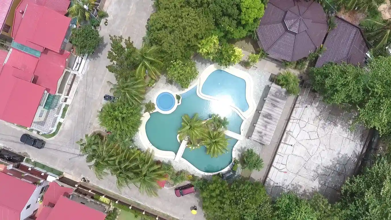 Eastland Estate swimming-pooL